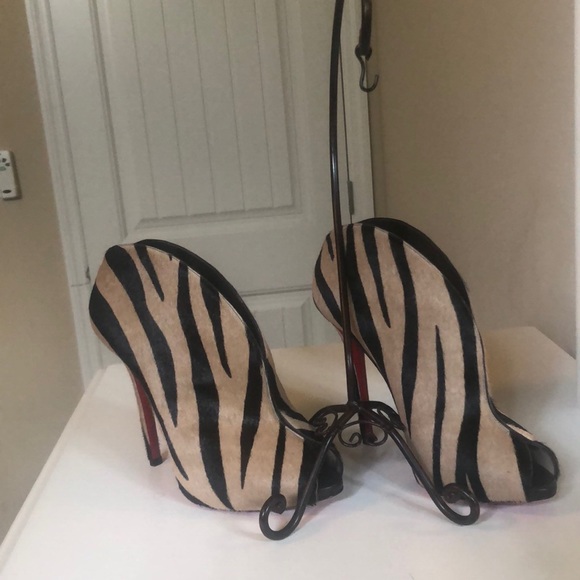 Red Bottom - Picture 5 of 5